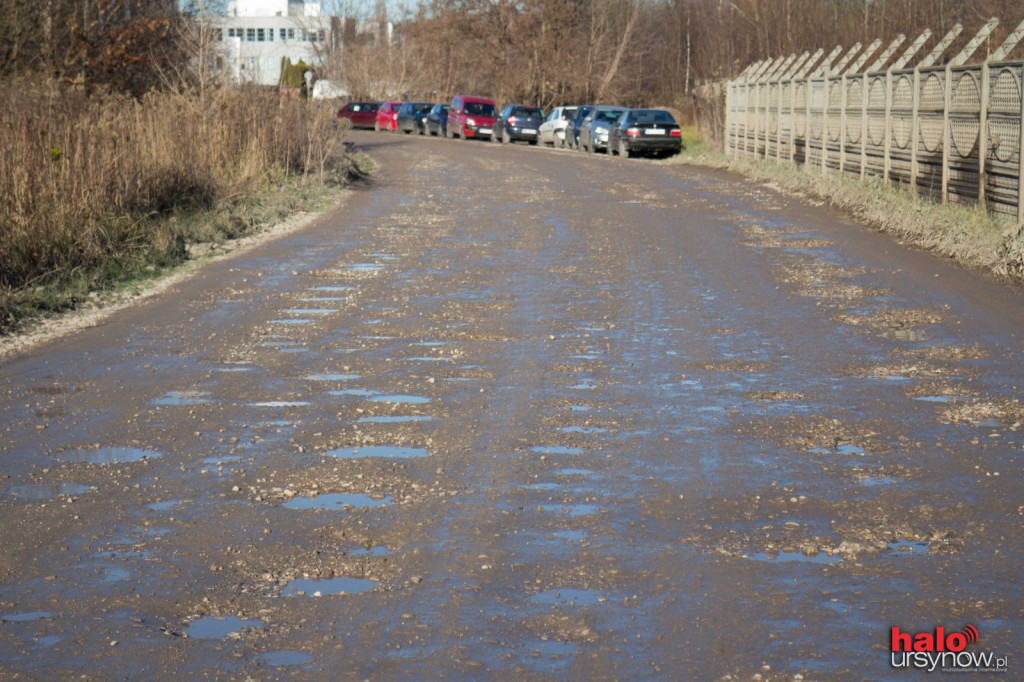 Dziurawa, błotnista i bez asfaltu... koszmar na ul. Poloneza