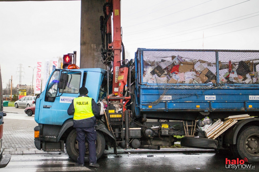 Wypadek na Pileckiego. Kabina auta zmiażdżona!