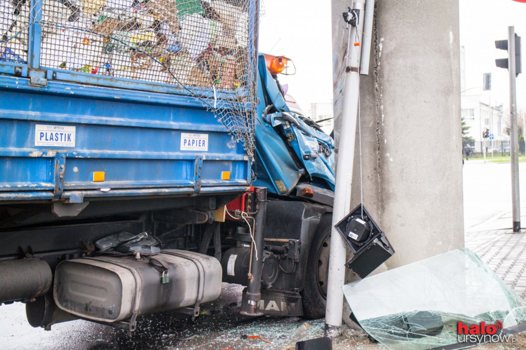 Wypadek na Pileckiego. Kabina auta zmiażdżona!