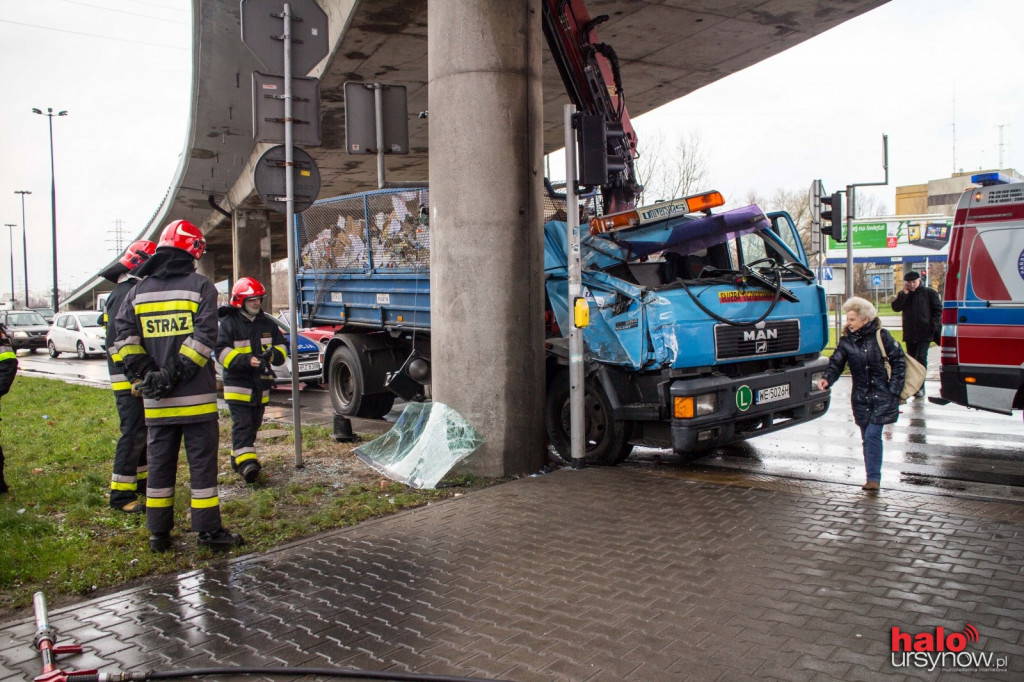 Wypadek na Pileckiego. Kabina auta zmiażdżona!