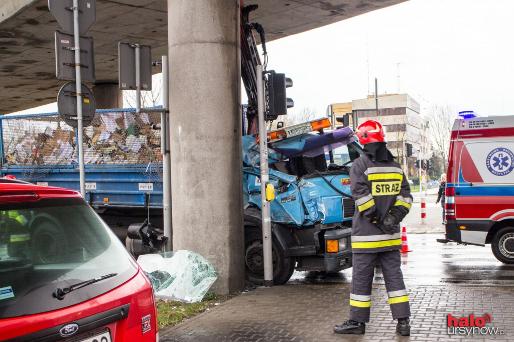 Wypadek na Pileckiego. Kabina auta zmiażdżona!