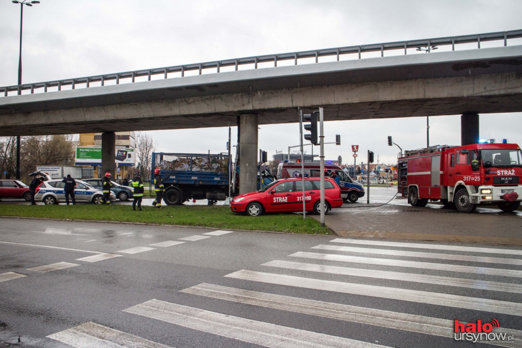 Wypadek na Pileckiego. Kabina auta zmiażdżona!