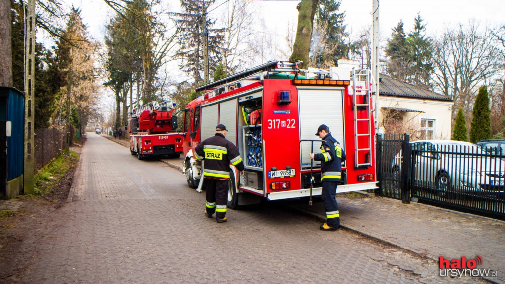 Strażacy w akcji. Ćwiczą i sprawdzają hydrant na Ursynowie