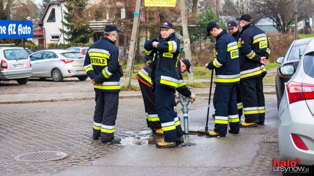 Strażacy w akcji. Ćwiczą i sprawdzają hydrant na Ursynowie