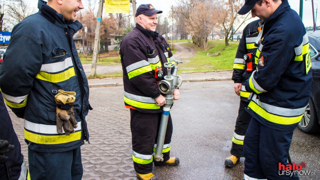 Strażacy w akcji. Ćwiczą i sprawdzają hydrant na Ursynowie