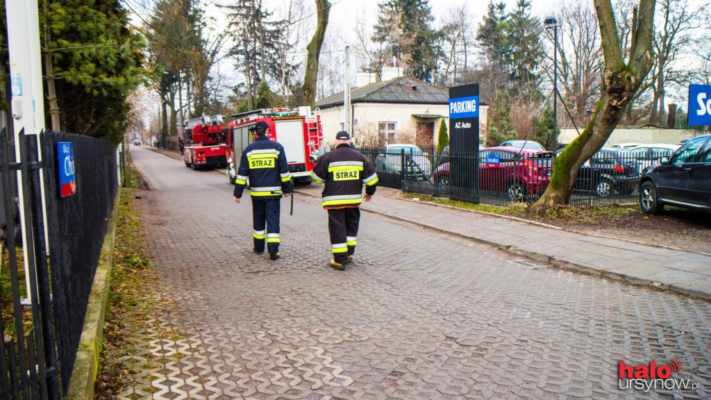 Strażacy w akcji. Ćwiczą i sprawdzają hydrant na Ursynowie