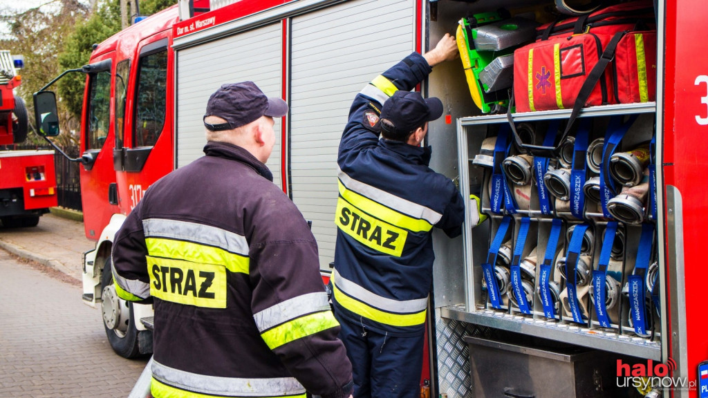 Strażacy w akcji. Ćwiczą i sprawdzają hydrant na Ursynowie