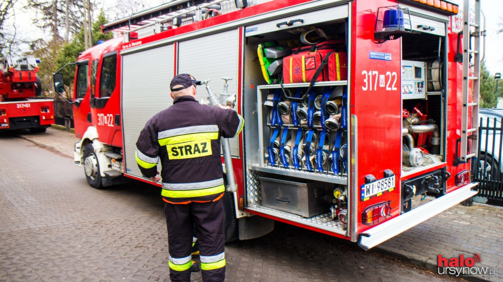 Strażacy w akcji. Ćwiczą i sprawdzają hydrant na Ursynowie