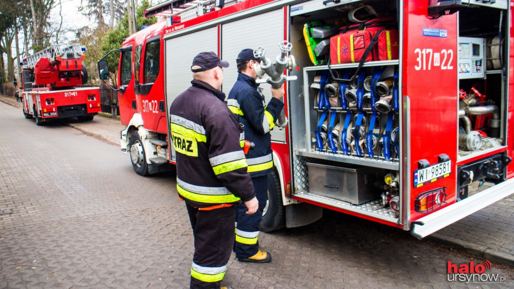 Strażacy w akcji. Ćwiczą i sprawdzają hydrant na Ursynowie