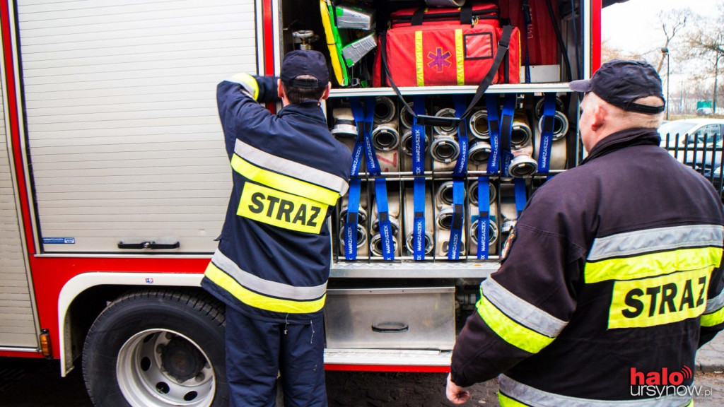Strażacy w akcji. Ćwiczą i sprawdzają hydrant na Ursynowie