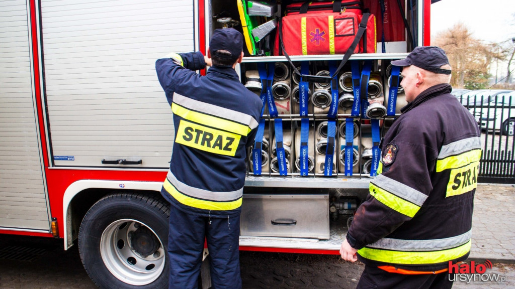 Strażacy w akcji. Ćwiczą i sprawdzają hydrant na Ursynowie