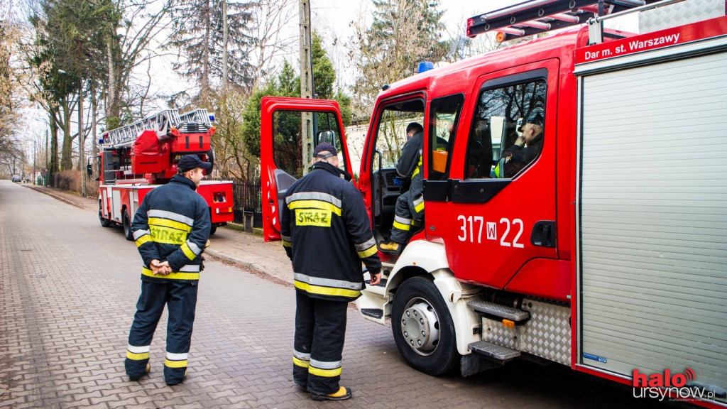 Strażacy w akcji. Ćwiczą i sprawdzają hydrant na Ursynowie