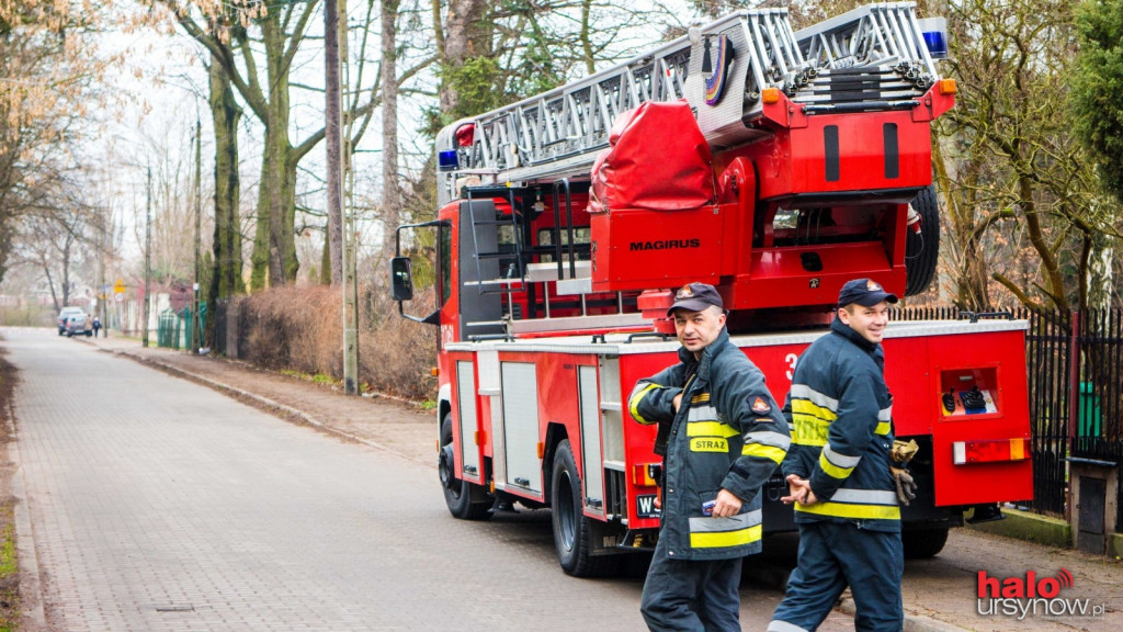 Strażacy w akcji. Ćwiczą i sprawdzają hydrant na Ursynowie