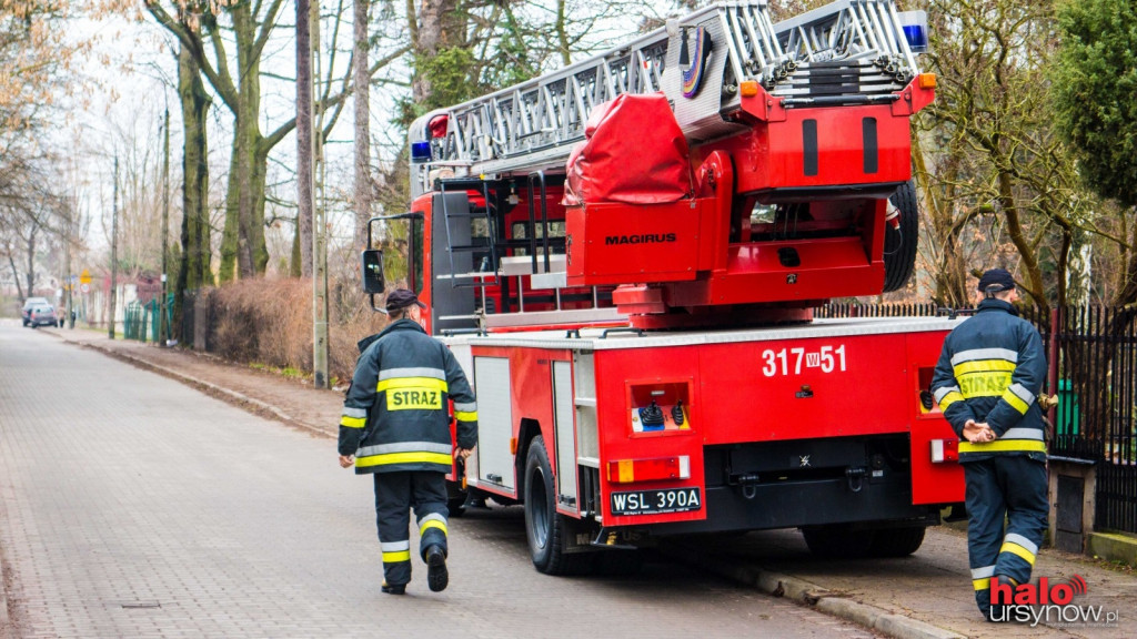 Strażacy w akcji. Ćwiczą i sprawdzają hydrant na Ursynowie