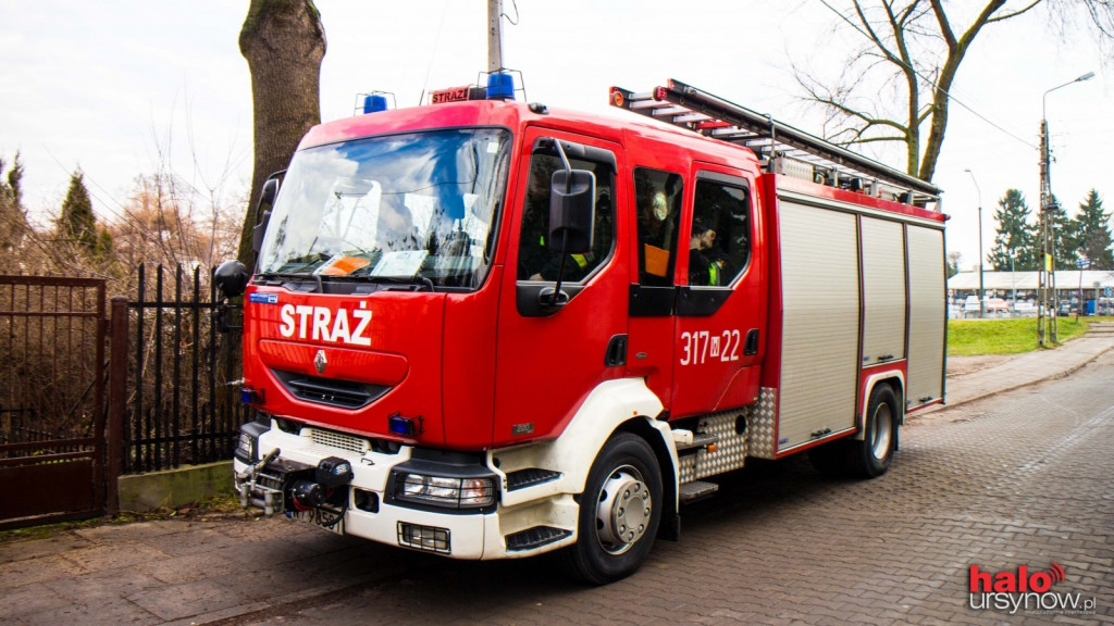 Strażacy w akcji. Ćwiczą i sprawdzają hydrant na Ursynowie