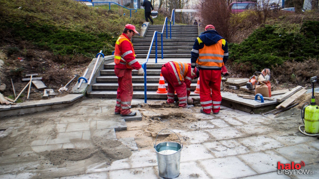 Szybki remont chodnika przy stacji metra Ursynów. ZOBACZ FOTO