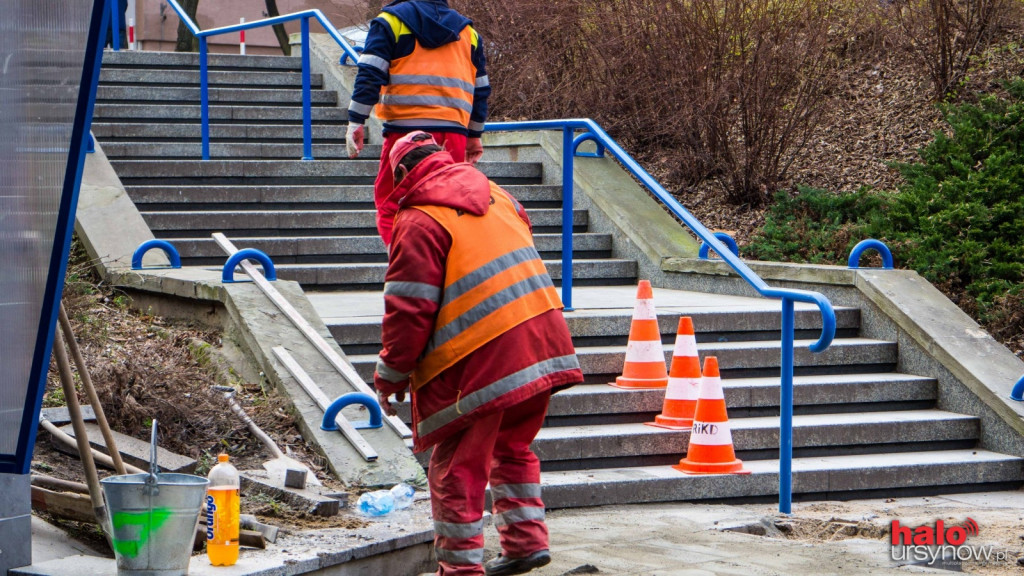 Szybki remont chodnika przy stacji metra Ursynów. ZOBACZ FOTO