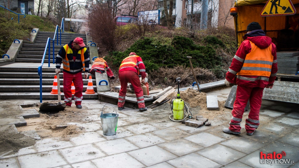 Szybki remont chodnika przy stacji metra Ursynów. ZOBACZ FOTO