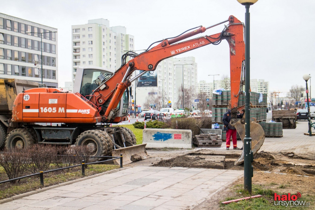 Było błoto będzie kostka. Przy lodowisku robota wre