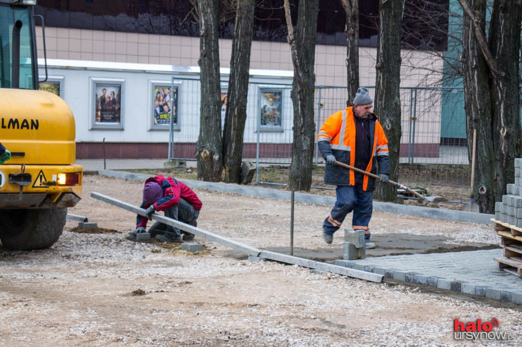 Było błoto będzie kostka. Przy lodowisku robota wre