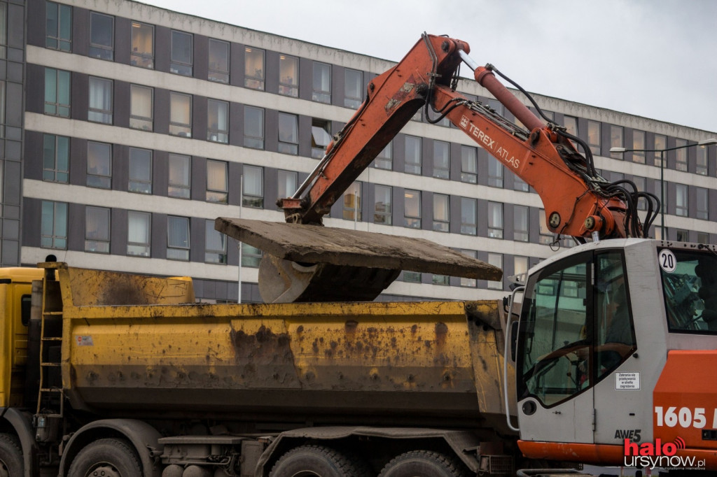 Było błoto będzie kostka. Przy lodowisku robota wre