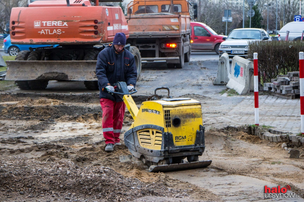 Było błoto będzie kostka. Przy lodowisku robota wre