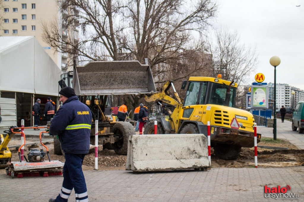 Było błoto będzie kostka. Przy lodowisku robota wre