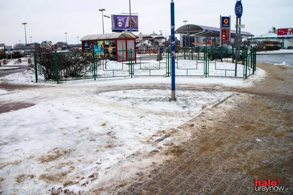 Z chodnika, przez trawnik do pasów. To przejście przy ul Płaskowickiej
