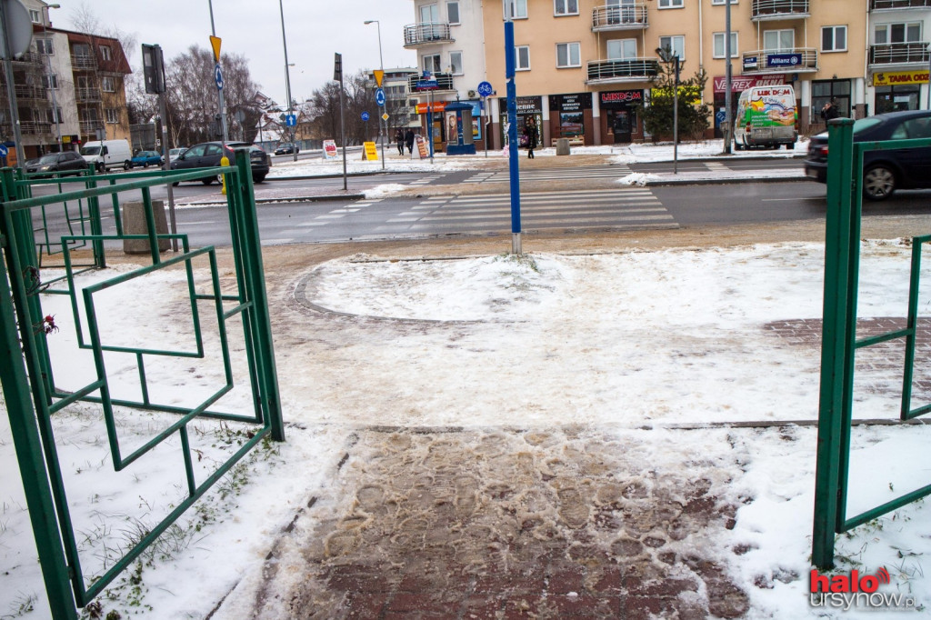 Z chodnika, przez trawnik do pasów. To przejście przy ul Płaskowickiej