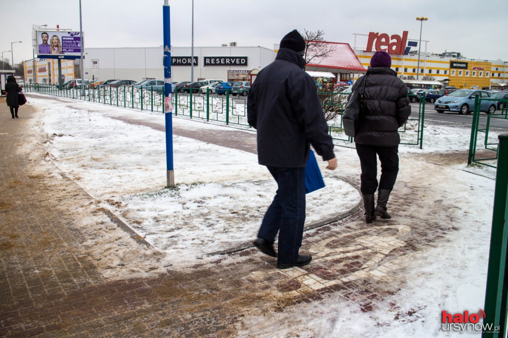Z chodnika, przez trawnik do pasów. To przejście przy ul Płaskowickiej