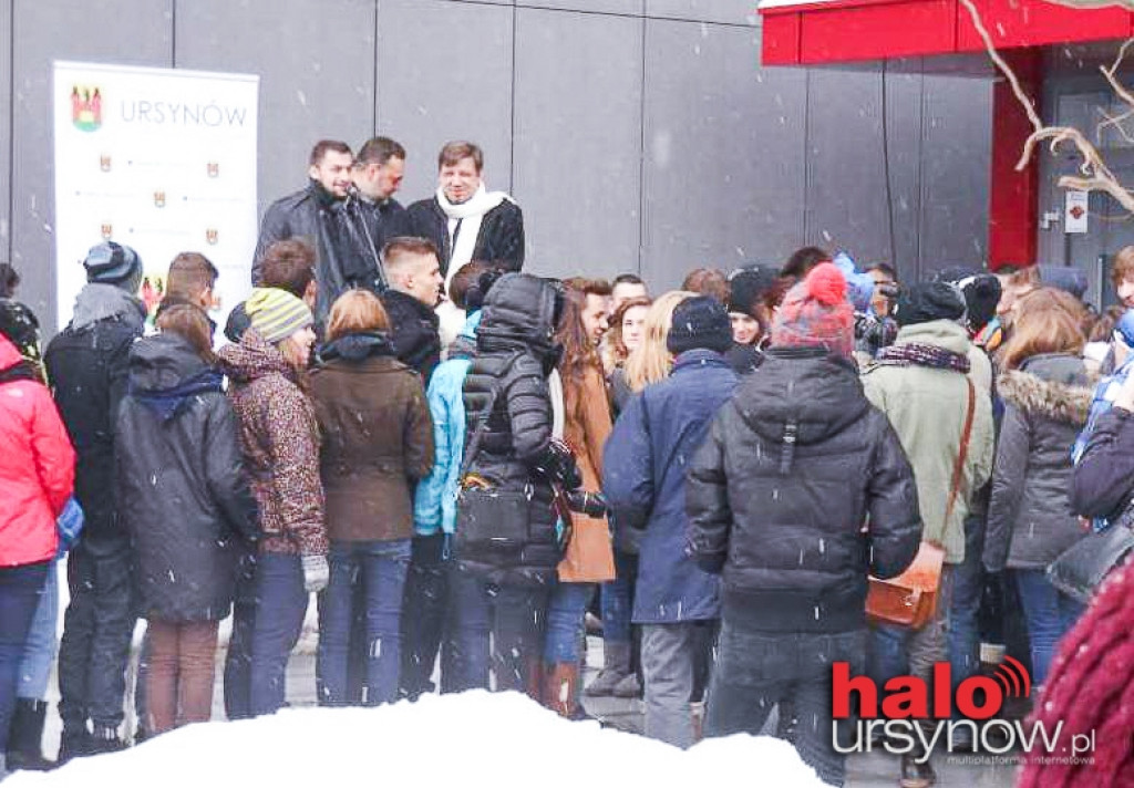 Poloneza czas zacząć. 100 licealistów przed urzędem