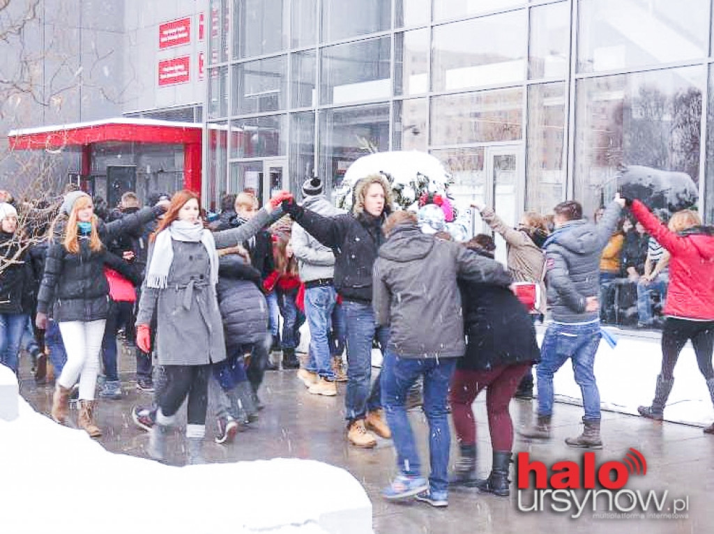 Poloneza czas zacząć. 100 licealistów przed urzędem