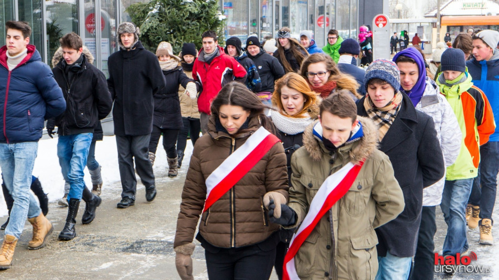 Maturzyści tańczyli poloneza przed i w urzędzie ZOBACZ VIDEO