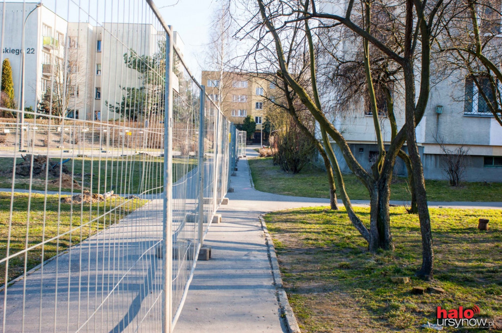 Odsłonili kawałek chodnika. Wózek dziecięcy i tak nie przejedzie
