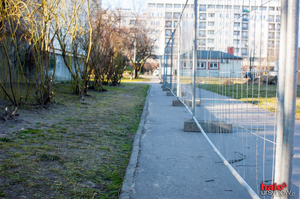 Odsłonili kawałek chodnika. Wózek dziecięcy i tak nie przejedzie