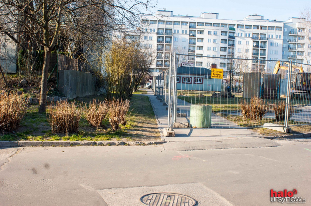 Odsłonili kawałek chodnika. Wózek dziecięcy i tak nie przejedzie