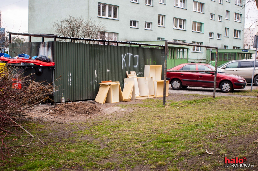 Gabaryty zalewają ursynowskie śmietniki