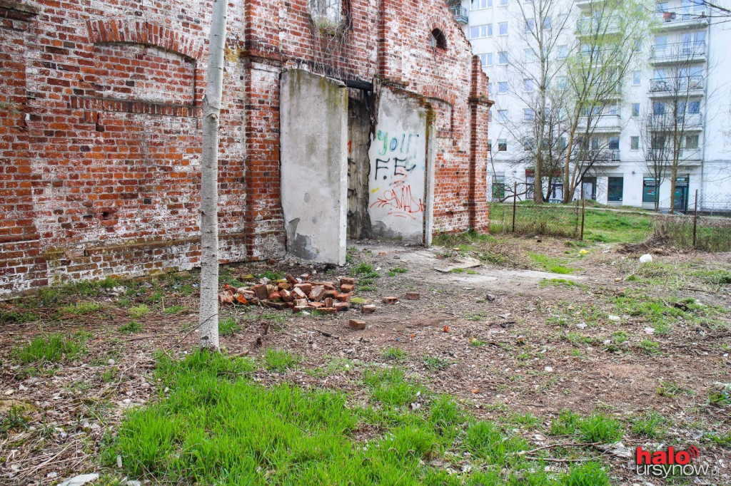 Rozprawili się ze śmietniskiem wokół starych stajni