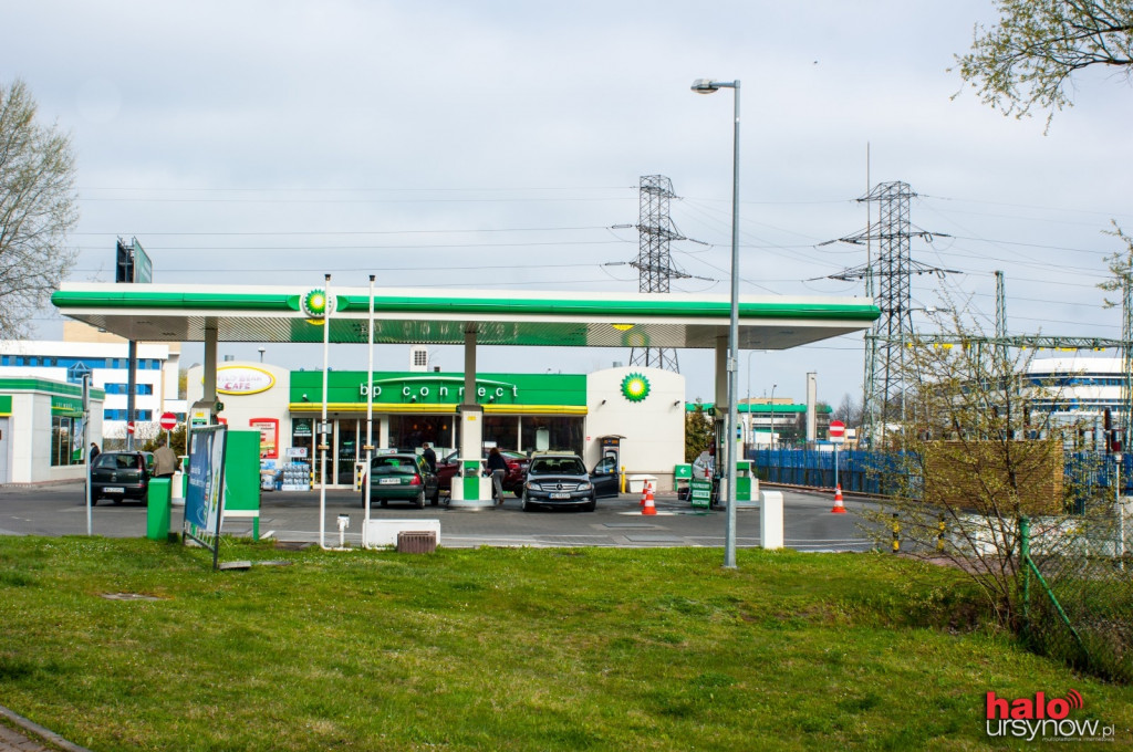 Samochód wjechał w dystrybutor gazu na stacji paliw