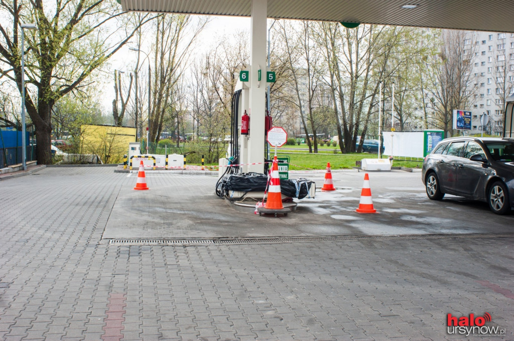 Samochód wjechał w dystrybutor gazu na stacji paliw
