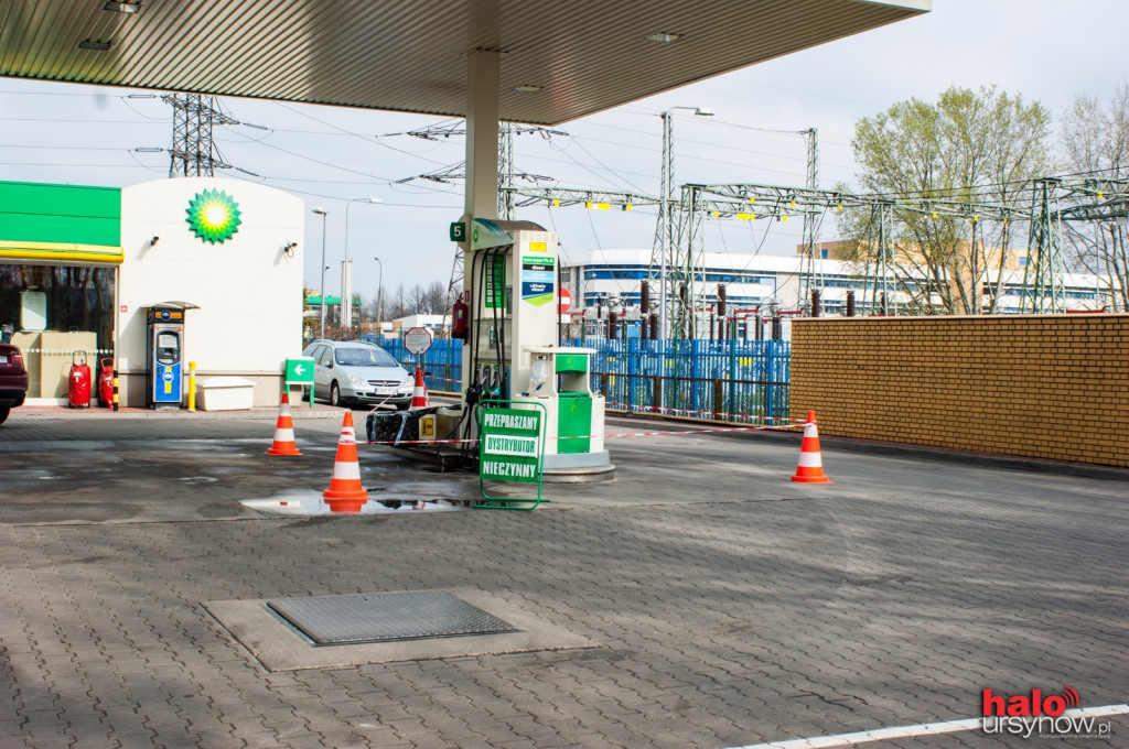 Samochód wjechał w dystrybutor gazu na stacji paliw