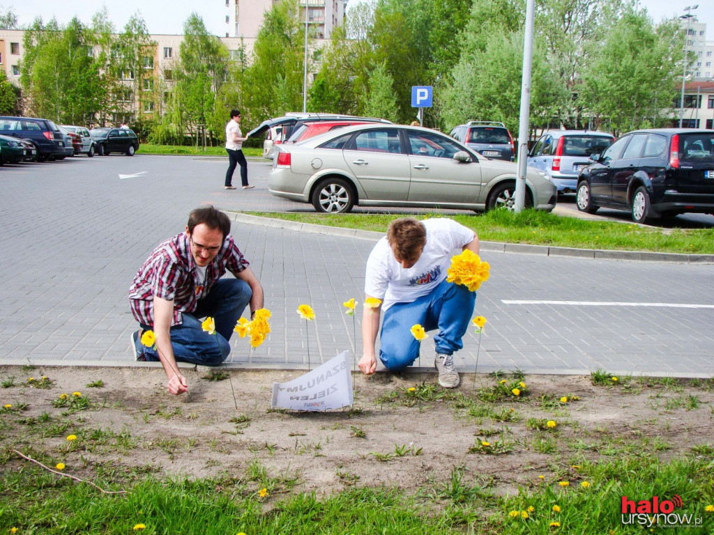 Happening przed Szkołą Podstawową przy Lokajskiego