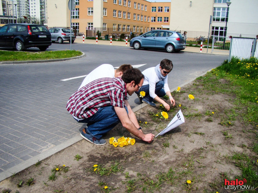 Happening przed Szkołą Podstawową przy Lokajskiego