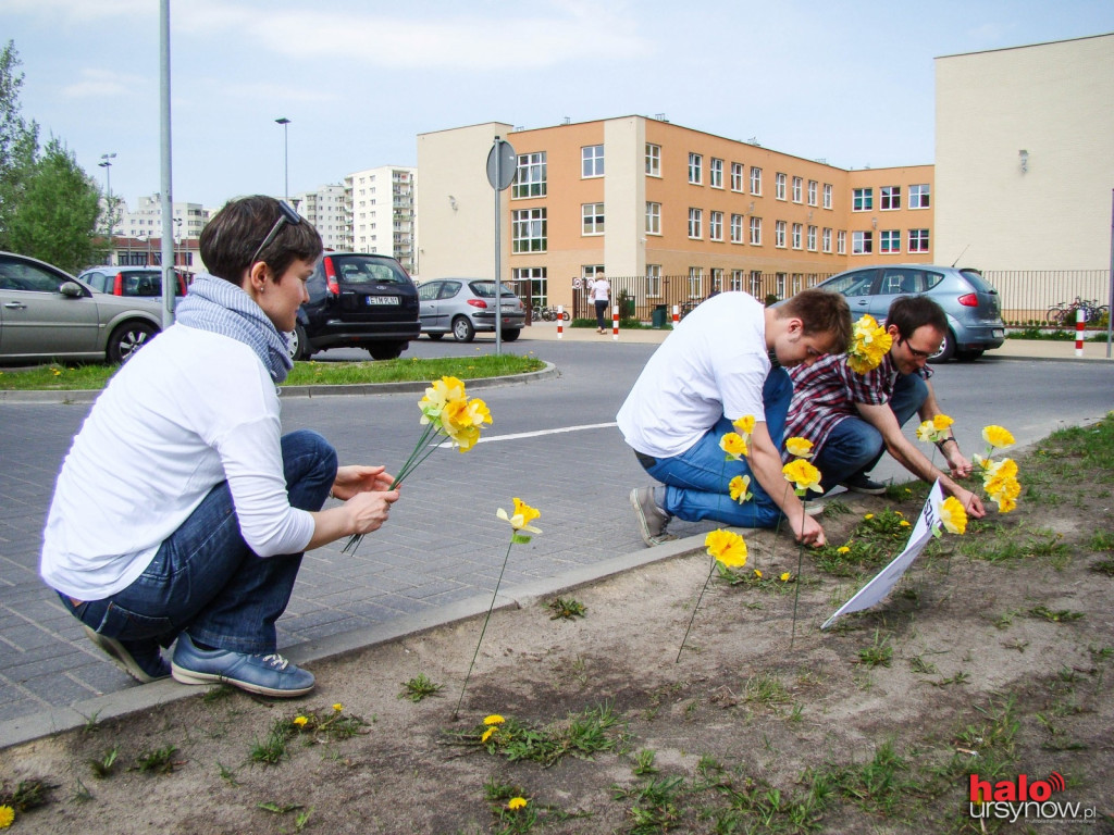 Happening przed Szkołą Podstawową przy Lokajskiego