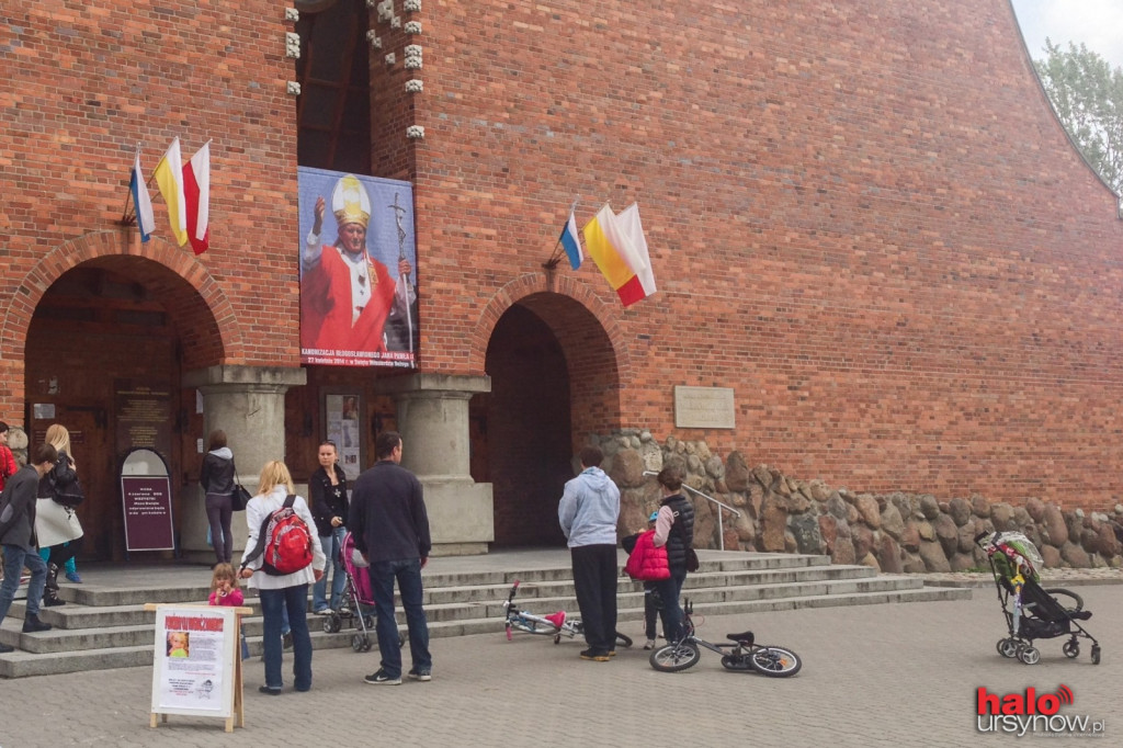 KANONIZACJA: Flagi, znicze, ołtarzyki