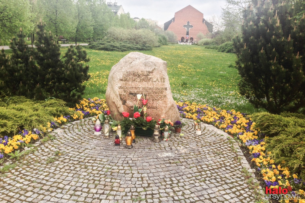 KANONIZACJA: Flagi, znicze, ołtarzyki