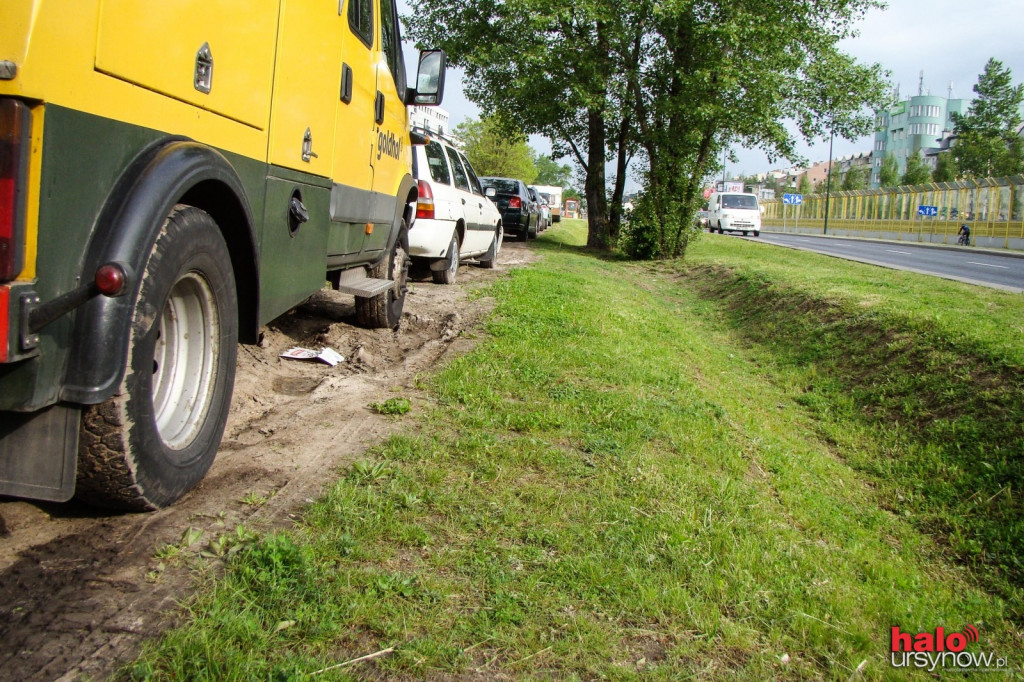 Zamiast płyt, rozjeżdżony trawnik i błoto