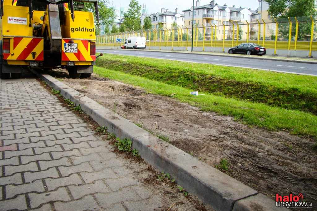 Zamiast płyt, rozjeżdżony trawnik i błoto
