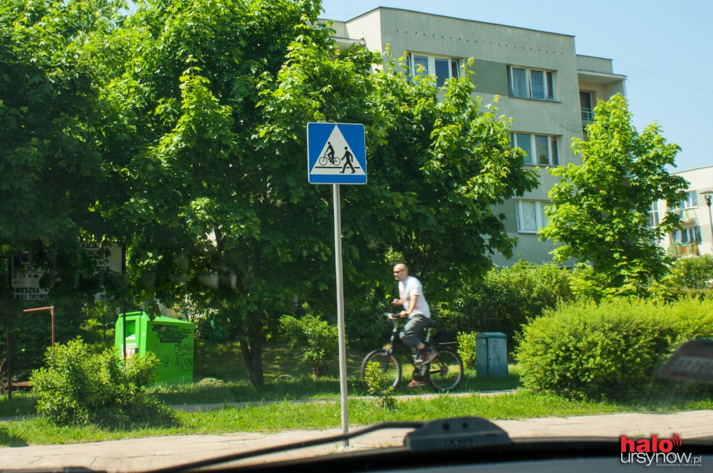 Rowerzyści w niebezpieczeństwie. Krzaki zasłaniają widoczność.