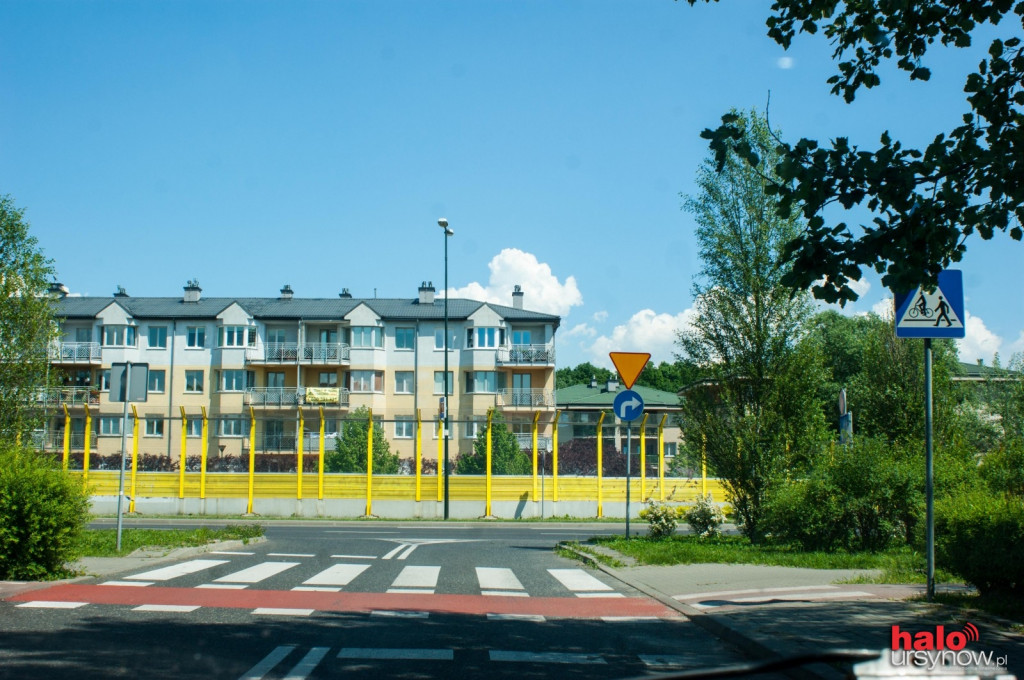 Rowerzyści w niebezpieczeństwie. Krzaki zasłaniają widoczność.